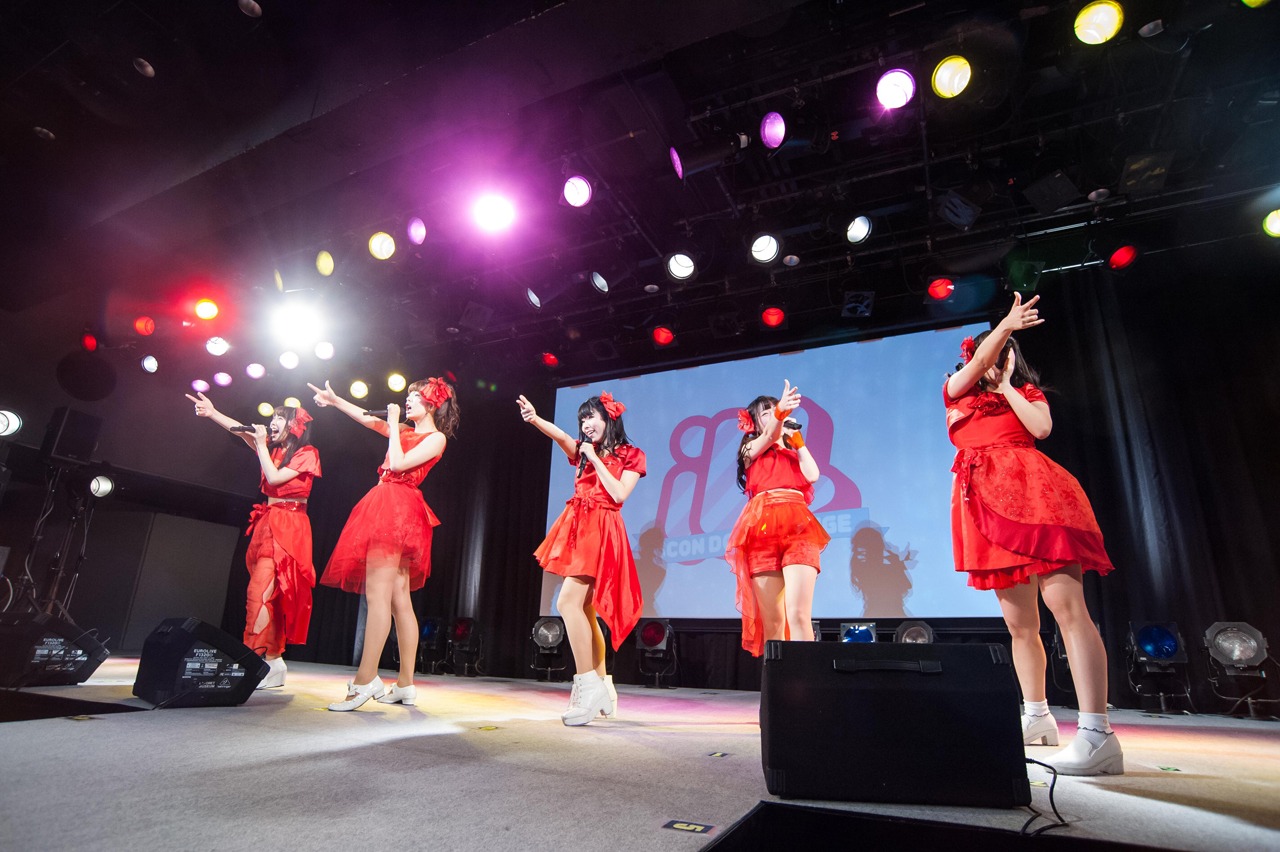 HonnyBunnyによるライブの様子。