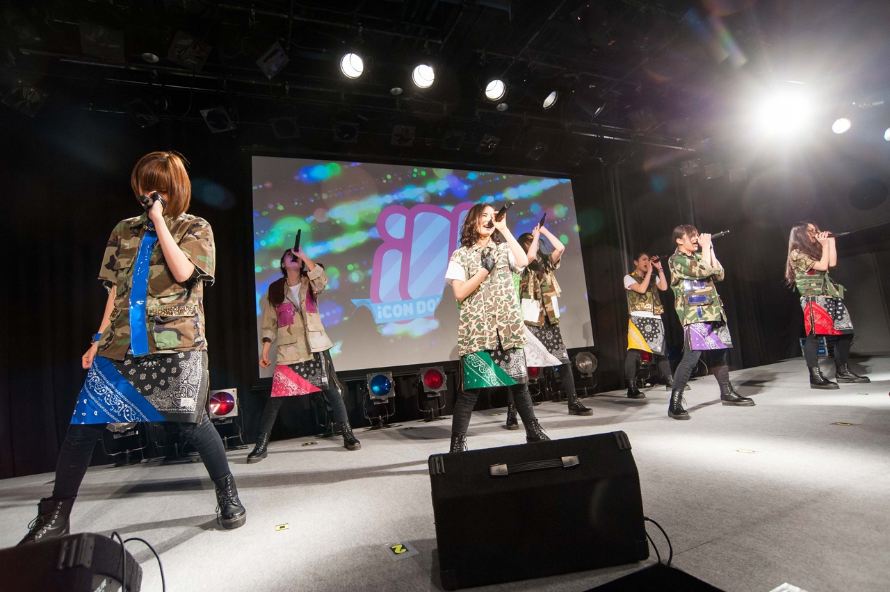 PiiiiiiiNによるライブの様子。