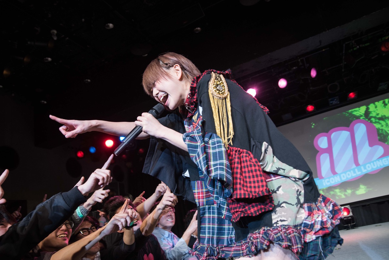 プティパ-petit pas!-によるライブの様子。