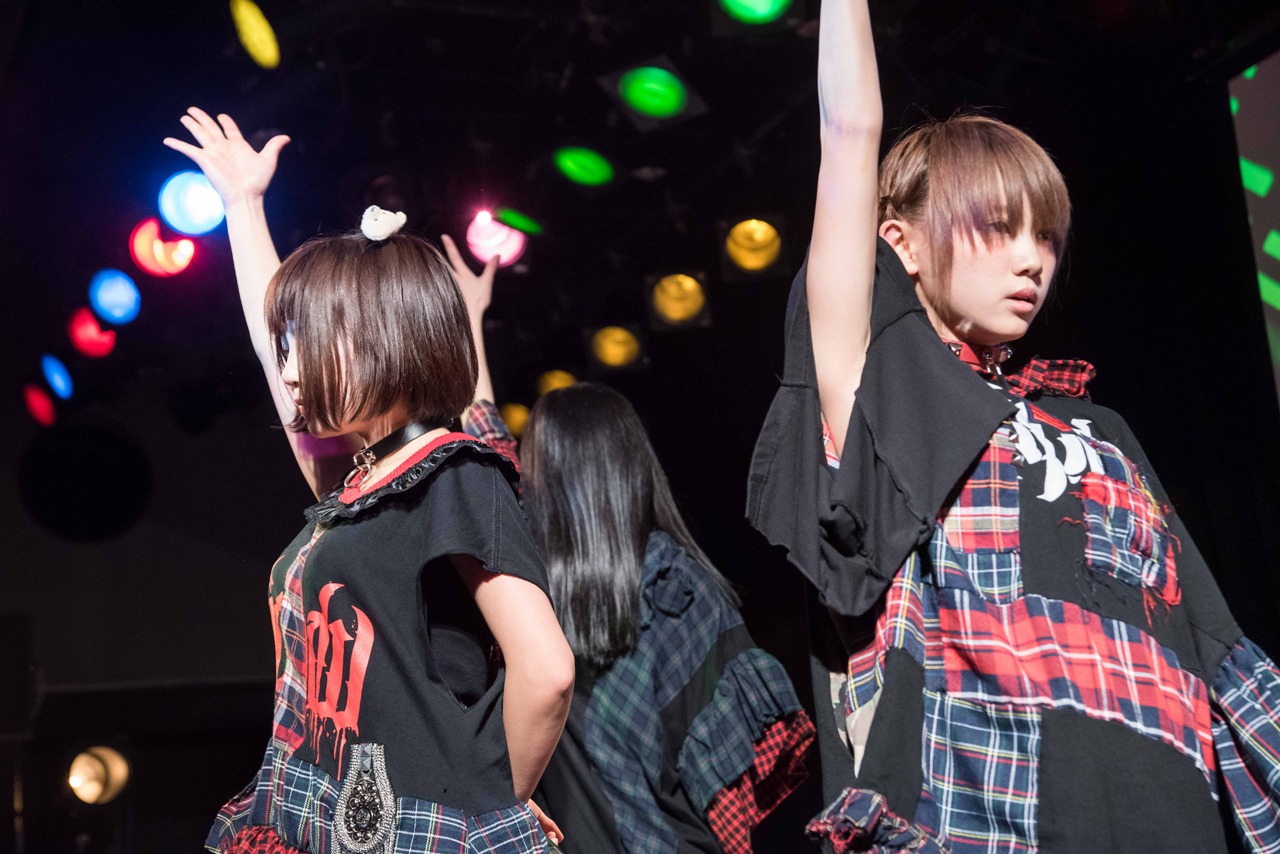 プティパ-petit pas!-によるライブの様子。