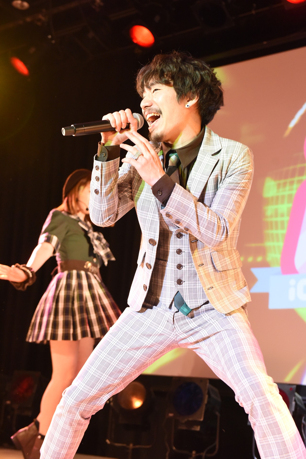 清 竜人25によるライブの様子。