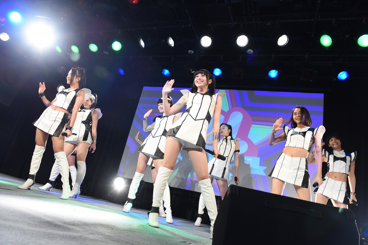 東京パフォーマンスドールによるライブの様子。