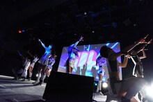 東京パフォーマンスドールによるライブの様子。