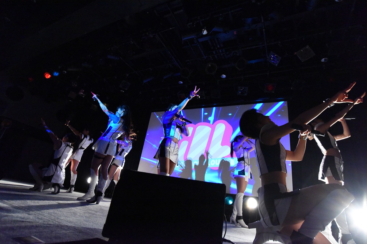 東京パフォーマンスドールによるライブの様子。