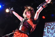 椎名ぴかりんによるライブの様子。