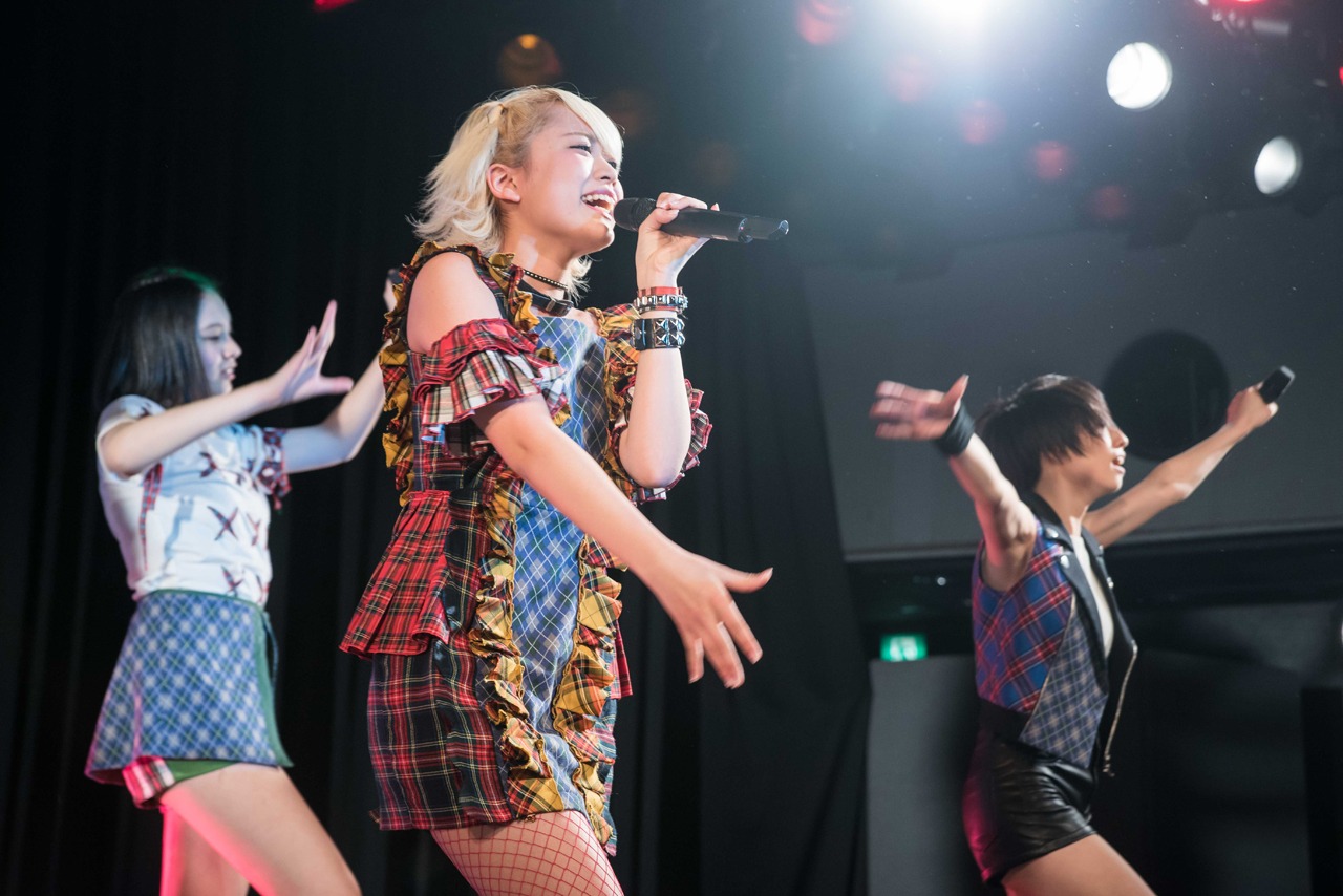 ベイビーレイズJAPANによるライブの様子。