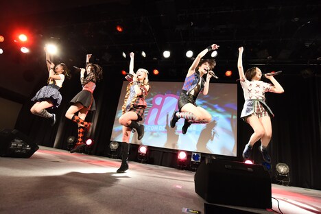 ベイビーレイズJAPANによるライブの様子。