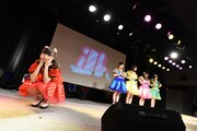 乙女新党によるライブの様子。