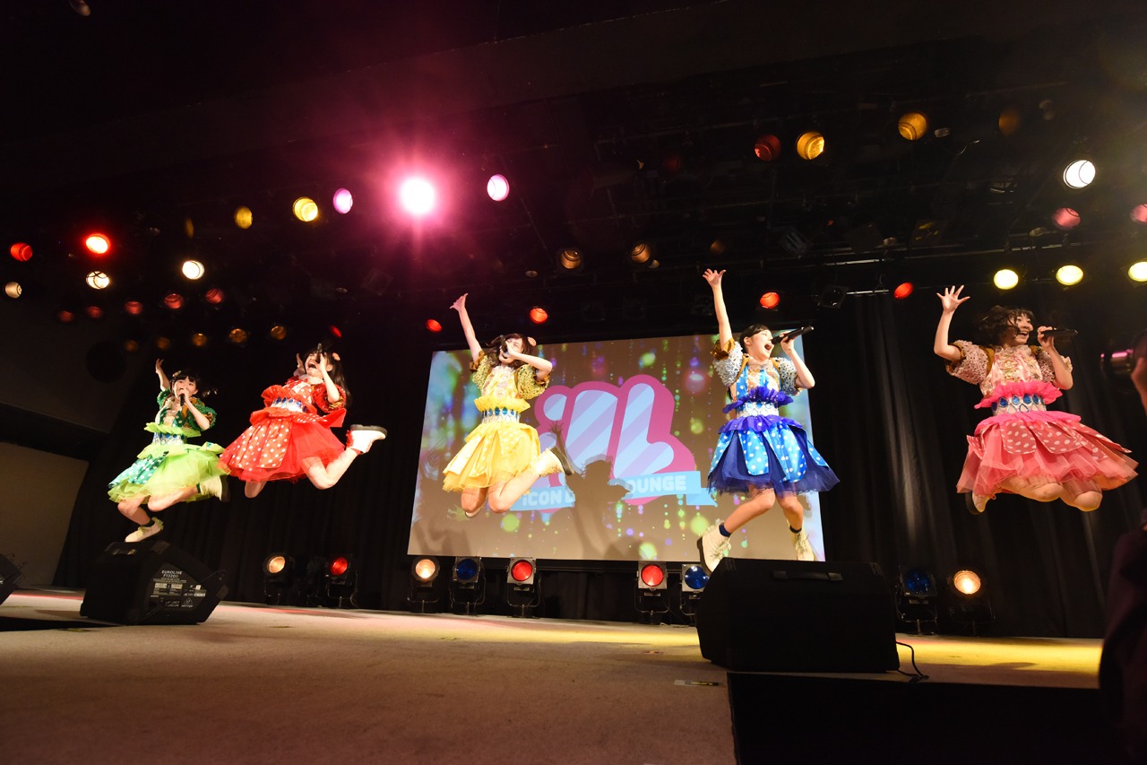乙女新党によるライブの様子。
