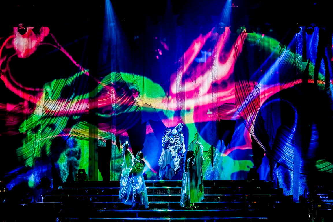 Kalafina「far on the water」ツアー、東京・東京国際フォーラム ホールA公演の様子。（写真提供：SME Records）