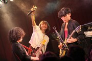 「ONEMAN Mayu SHOW vol.1 -この場所で逢えたら！-」の様子。（Photo by Atsushi Ito）