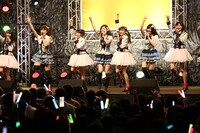 ラブ・クレッシェンド「コップの中の木漏れ日」握手会でのミニライブの様子。 (c)AKS