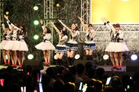 ラブ・クレッシェンド「コップの中の木漏れ日」握手会でのミニライブの様子。 (c)AKS