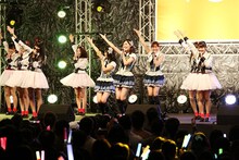 ラブ・クレッシェンド「コップの中の木漏れ日」握手会でのミニライブの様子。 (c)AKS