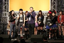 ラブ・クレッシェンド「コップの中の木漏れ日」握手会でのミニライブの様子。 (c)AKS