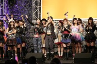 ラブ・クレッシェンド「コップの中の木漏れ日」握手会でのミニライブの様子。 (c)AKS