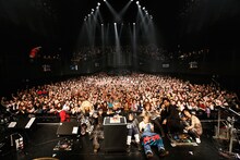 「大槻ケンヂ 50th生誕祭！特撮」特撮と筋肉少女帯の記念写真。（撮影：中島たくみ）