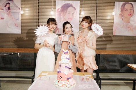 左から藤井サチ、安田レイ、山本ソニア。