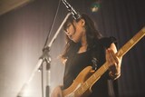 ベースボーカルを披露する蟻。 (撮影:粂井健太)