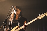 ベースボーカルを披露する蟻。 (撮影:粂井健太)