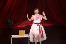 パントマイムを披露する楠田亜衣奈。