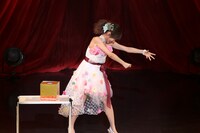 ロープを引くパントマイムに挑戦する楠田亜衣奈。