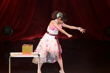 ロープを引くパントマイムに挑戦する楠田亜衣奈。