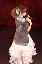 グッズのジャージを熱くアピールする楠田亜衣奈。