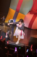 「オーマイダーリン」をパフォーマンスする楠田亜衣奈。