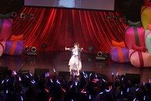 フロアに手を振りステージをあとにする楠田亜衣奈。