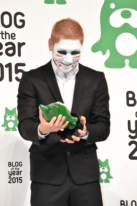 トロフィーを手に満面の笑みを浮かべる樽美酒研二。