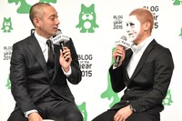 “白塗りトーク”に話をはずませる市川海老蔵（左）と樽美酒研二（右）。