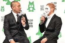 “白塗りトーク”に話をはずませる市川海老蔵（左）と樽美酒研二（右）。