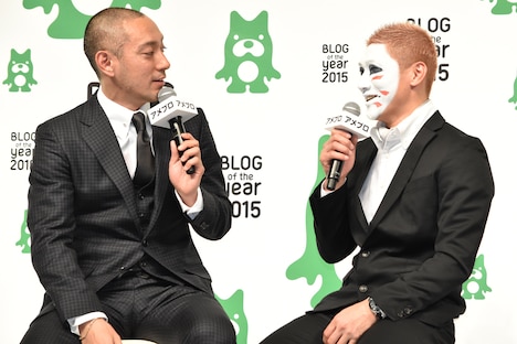 “白塗りトーク”に話をはずませる市川海老蔵（左）と樽美酒研二（右）。