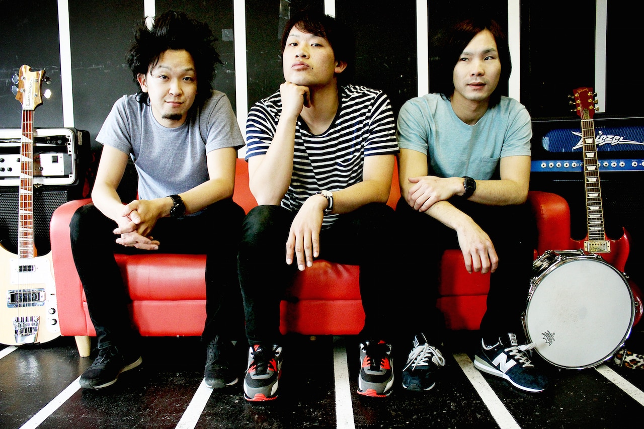 Down the Rabbit-Holeデビュー盤にat Anytime、BACK LIFTら