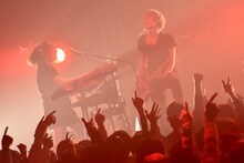 「ハルカトミユキ LIVE TOUR 2016 'LIFE'」赤坂BLITZ公演の様子。（Photo by Kazumichi Kokei）