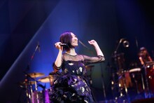 「坂本真綾LIVE TOUR 2015-2016 "FOLLOW ME UP"」最終公演の様子。（撮影：羽田誠）