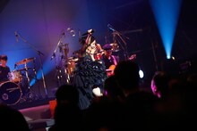 「坂本真綾LIVE TOUR 2015-2016 "FOLLOW ME UP"」最終公演の様子。（撮影：羽田誠）