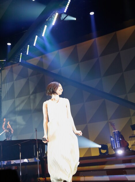 「坂本真綾LIVE TOUR 2015-2016 "FOLLOW ME UP"」最終公演の様子。（撮影：羽田誠）
