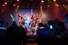 アップアップガールズ（仮）によるライブの様子。