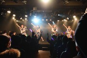 アップアップガールズ（仮）によるライブの様子。