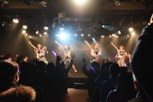 アップアップガールズ（仮）によるライブの様子。