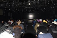 災害時、身を低くする訓練を行う参加者。