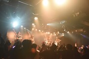 アップアップガールズ（仮）によるライブの様子。
