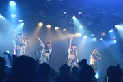 アップアップガールズ（仮）によるライブの様子。