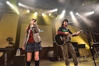 ゲストの“兄”（右）と「階段紀行のうた」を歌う上野優華。（撮影：Kwon JJeary）