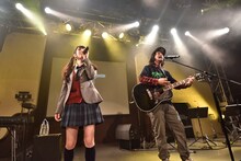 ゲストの“兄”（右）と「階段紀行のうた」を歌う上野優華。（撮影：Kwon JJeary）