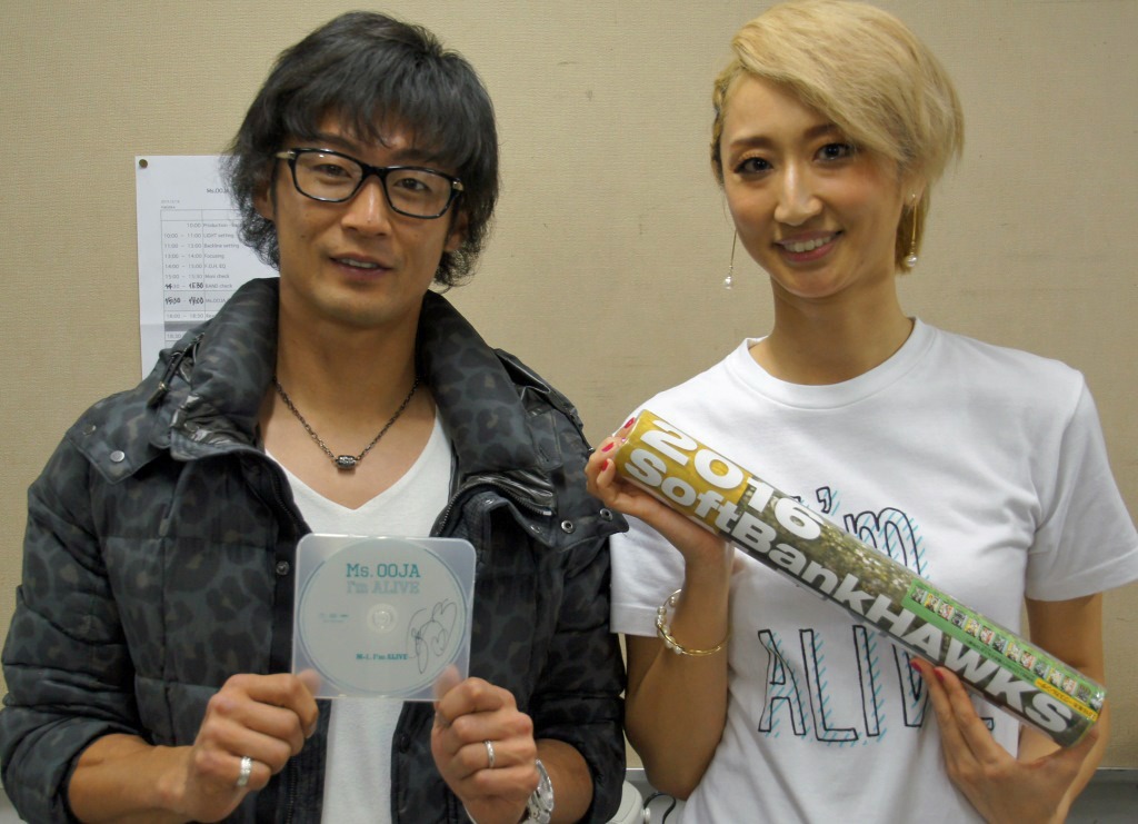 左から明石健志選手、Ms.OOJA。
