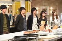 左より尼川元気、阪井一生、山村隆太（以上flumpool）、高橋愛、指原莉乃（HKT48）。