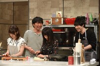 左より峯岸みなみ（AKB48）、小沢一敬（スピードワゴン）、高橋愛、小倉誠司（flumpool）。
